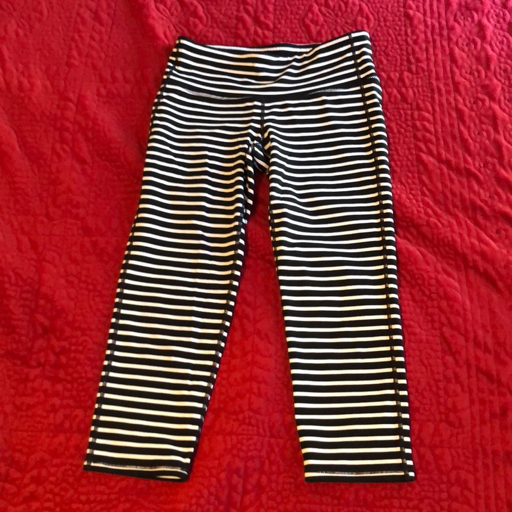 Athleta yoga pant Capri pant b/w stripes size s